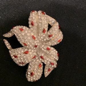 An Elegant Flower Sparkling Costume Pendant